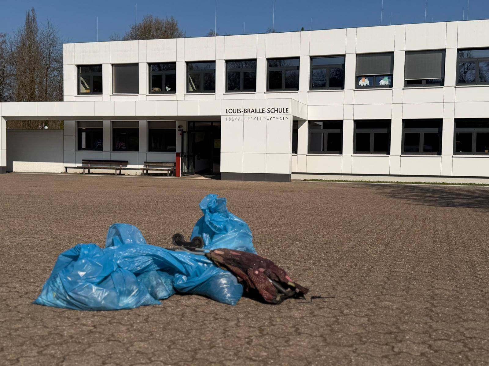 M%C3%BCllausbeute%20vor%20dem%20Schulgeb%C3%A4ude M%C3%BCllausbeute%20vor%20dem%20Schulgeb%C3%A4ude